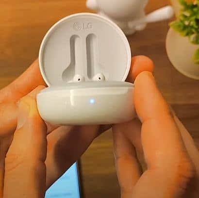 Mantén pulsado el boton de tus auriculares